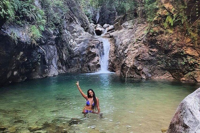 Une cascade située dans une zone boisée, avec de l’eau claire et des rochers. 2