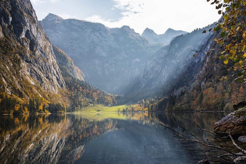 A mountain lake with reflections, autumn foliage, and a clear sky. 1