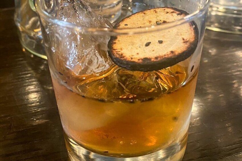 Een glas ijsthee met een plakje citroen en een koekje. 3