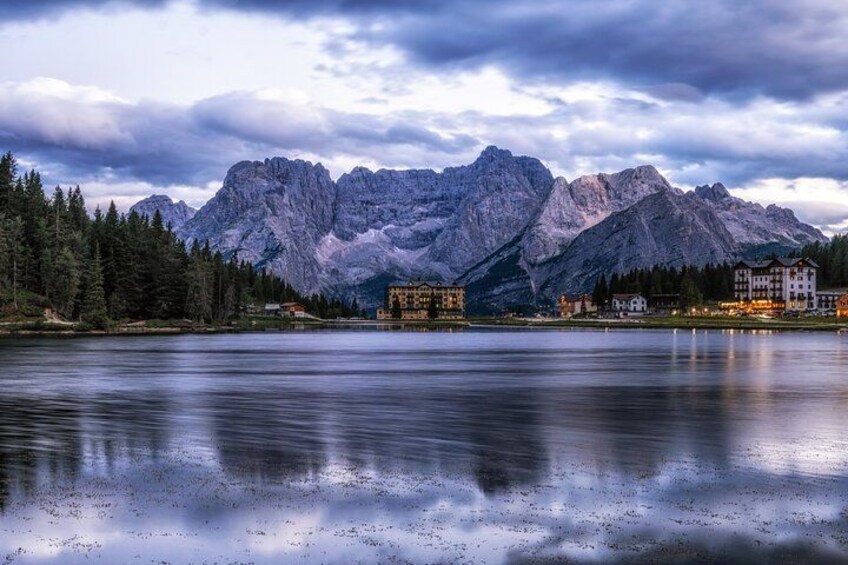 Una cordillera, un lago y edificios. 2