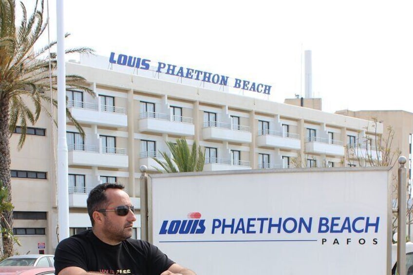 Un bâtiment portant l’enseigne « Louis Phaeton Beach » et un camion de livraison portant le même nom. 4