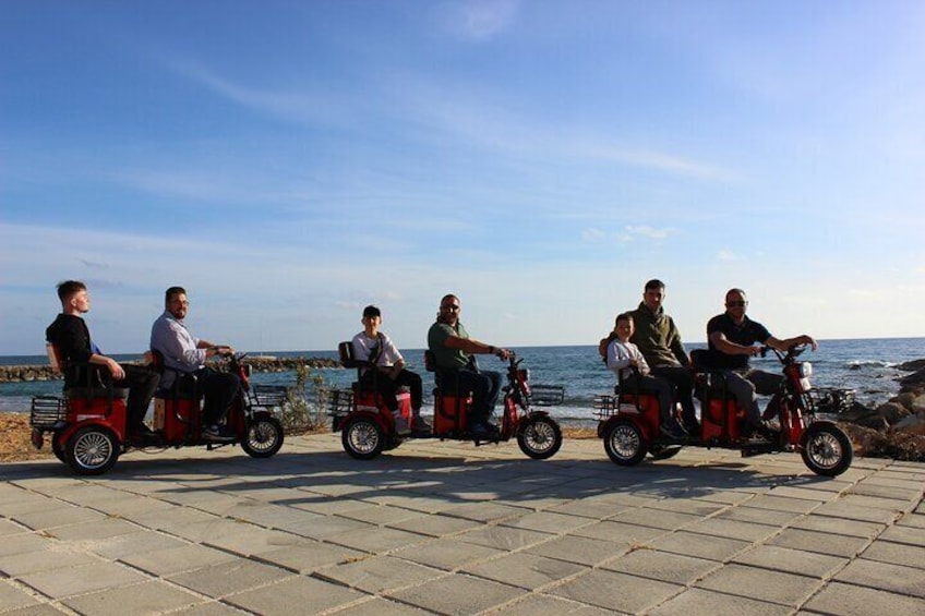Un groupe de personnes se déplace en trottinette électrique le long d’une promenade en bord de mer. 5