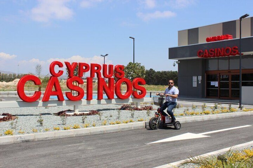 Un homme circule à bord d’un Segway devant un bâtiment sur lequel on peut lire l’inscription « CYPRUS CASINOS ». 2