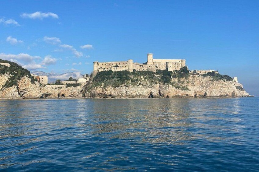 Une forteresse côtière, perchée sur une falaise et entourée d’eau. 4