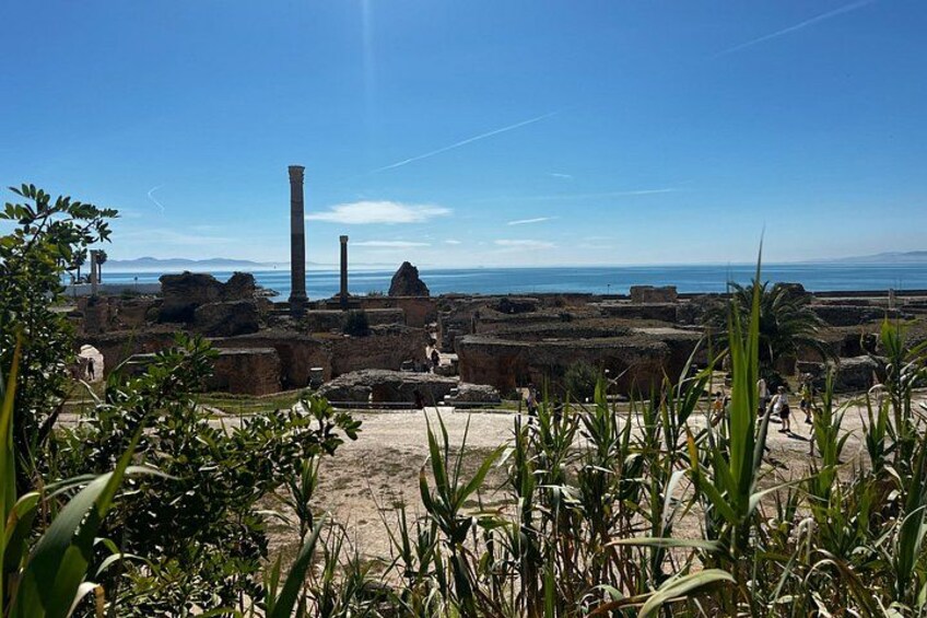 Ruines antiques, avec des colonnes, offrant une vue dégagée sur la mer. 2