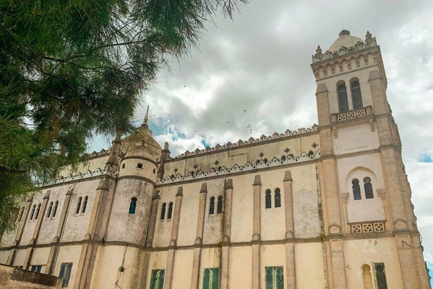 Un bâtiment historique doté d’un clocher et de fenêtres en arc. 3