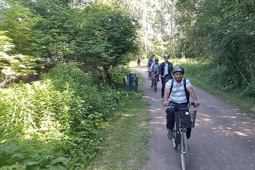 Perfect for independent travelers: flexible start time, clear GPS route, and modern e‑bikes included. 2