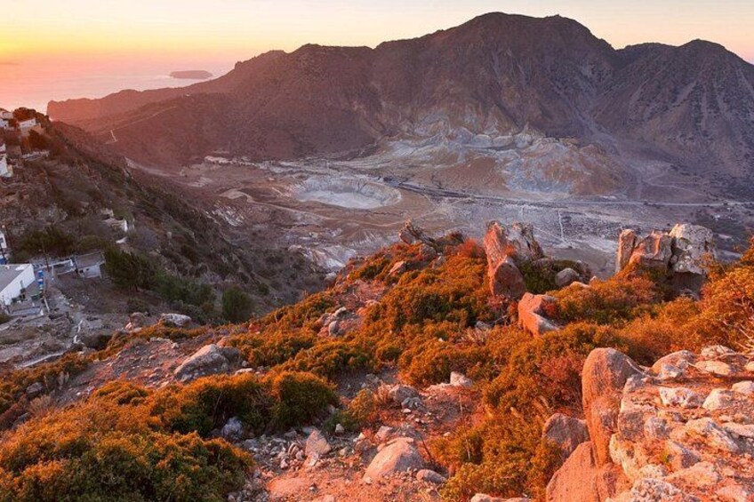 Un paisaje montañoso con terreno rocoso y vegetación escasa. 3
