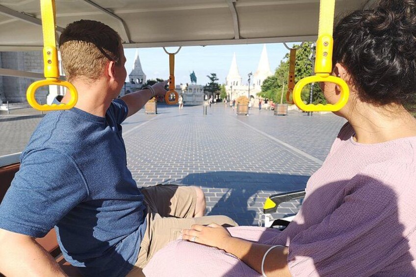Une personne tenant la poignée d’un bus jaune, l’intérieur d’un bus, et une rue pavée avec des bâtiments en arrière-plan. 3