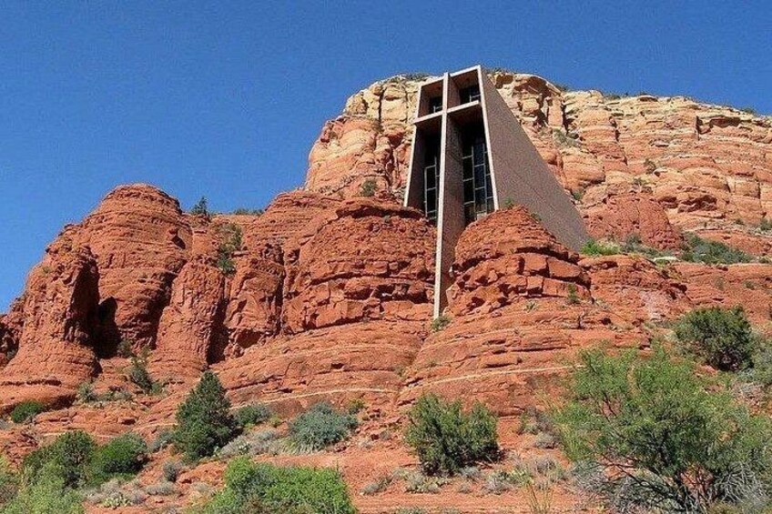 Una formación rocosa con una estructura que recuerda a una cruz. 1