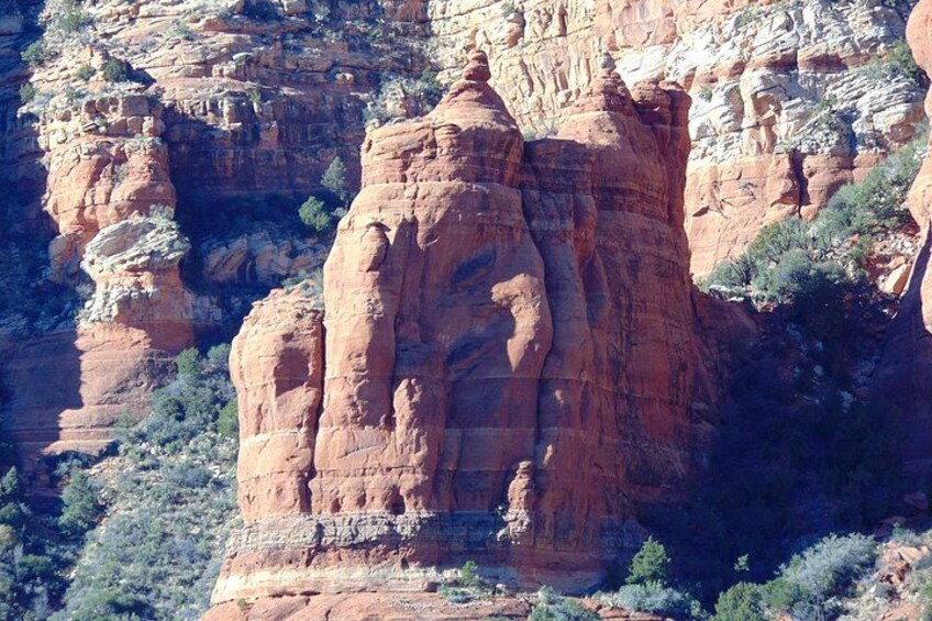 Una gran formación rocosa roja con un rasgo prominente que se asemeja a un rostro. 4