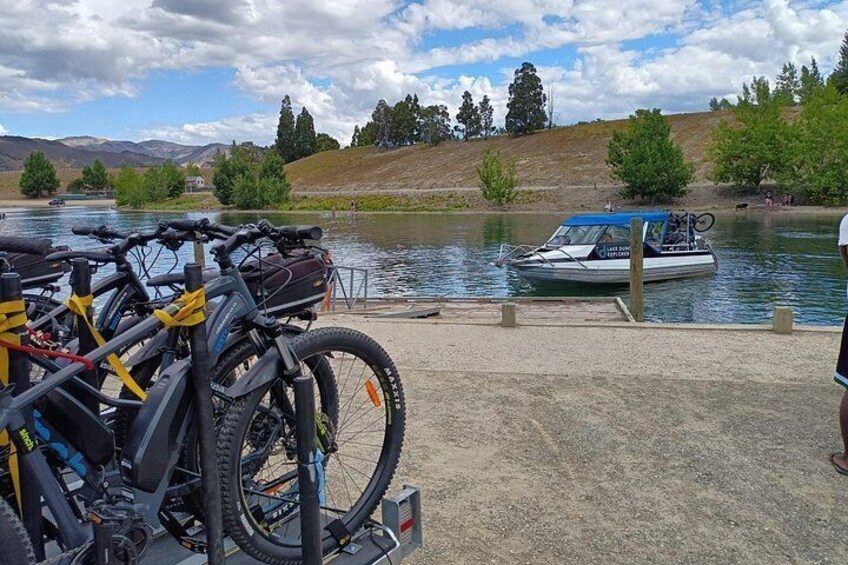 nzbiketrails meets the Dunstan Explorer boat at the end of the trip 2