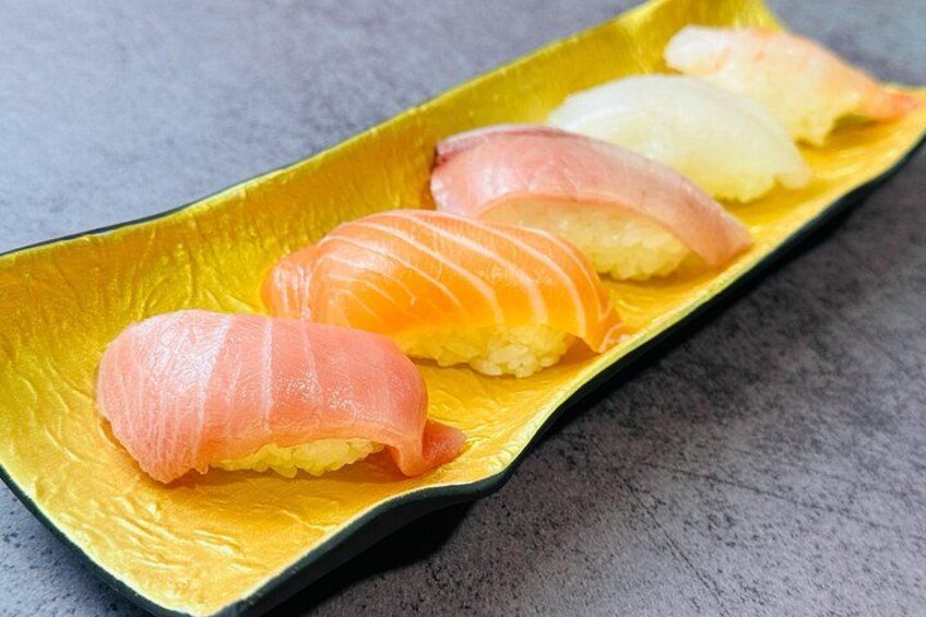 Une assiette de sushis, avec des rouleaux de saumon et de thon. 4
