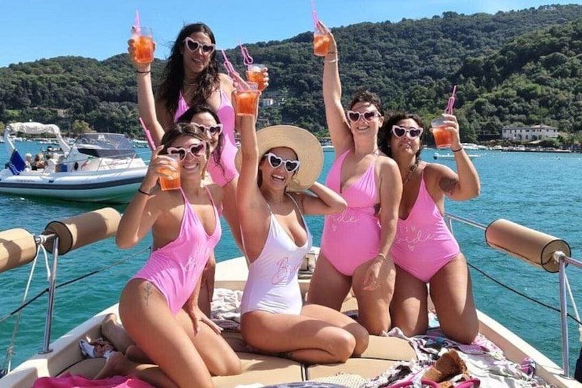 Boat party and relaxation in the Gulf of Poets 1