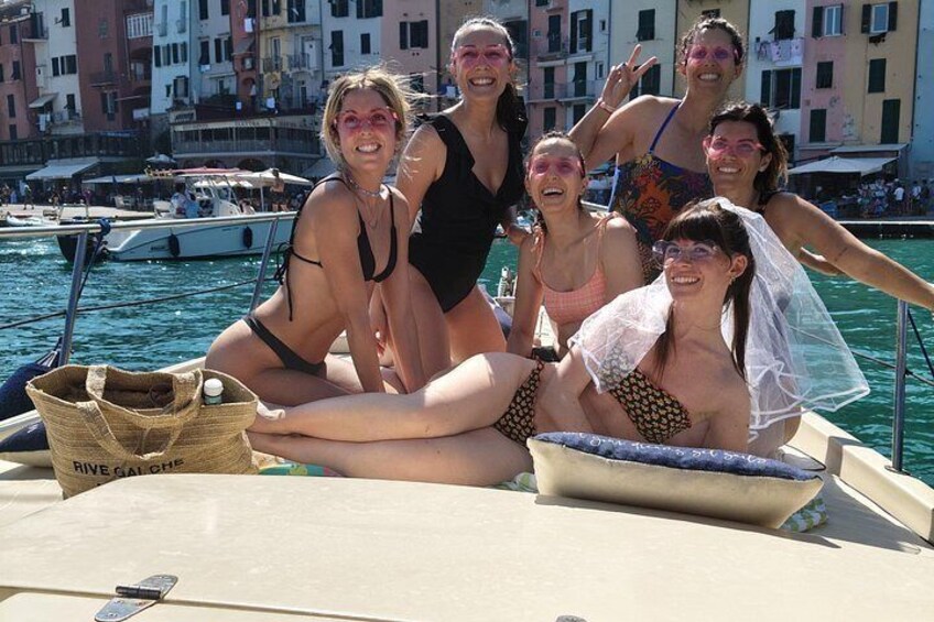 Boat party and ralax in the Gulf of Poets 4