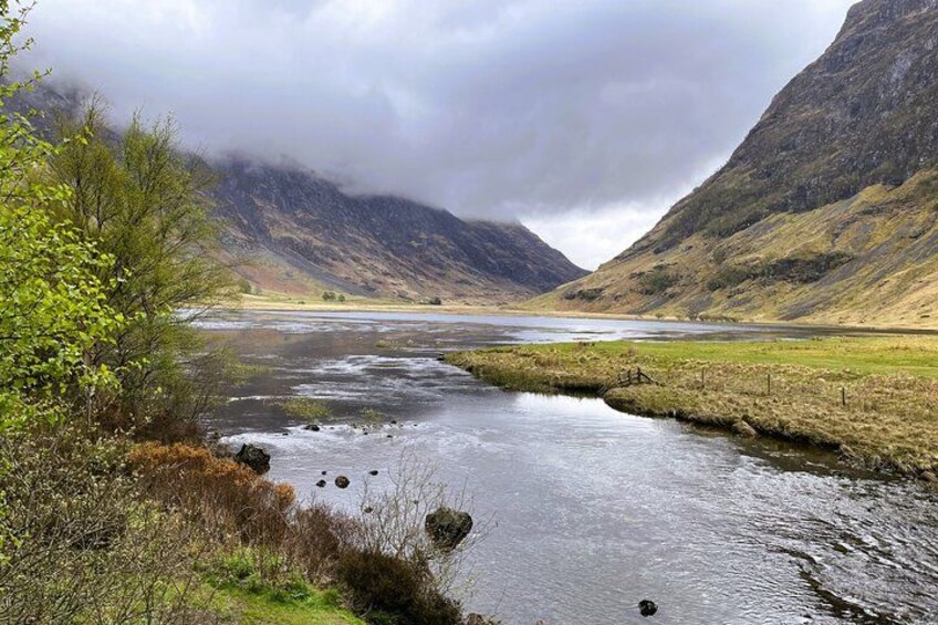 Une rivière qui traverse une vallée, avec des montagnes en arrière-plan. 3