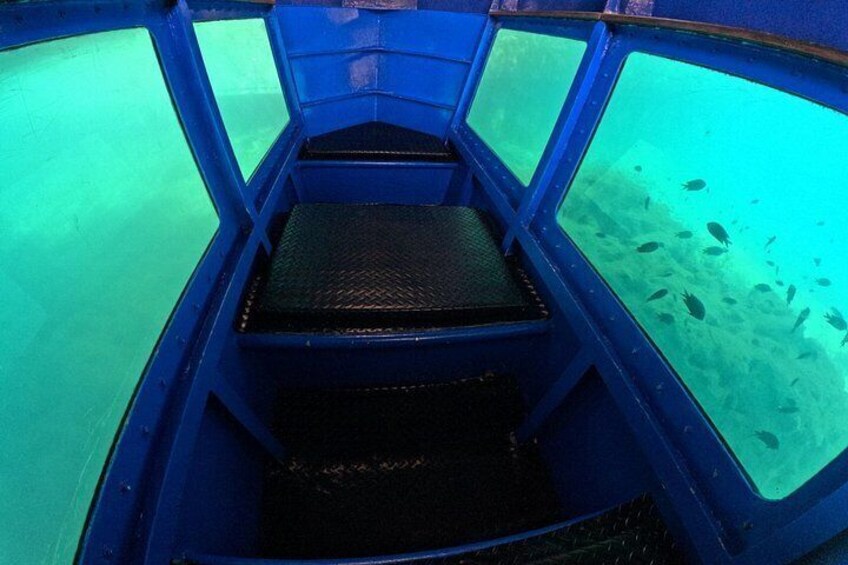 Ein Unterwasserfahrzeug mit blauem Innenraum und einem Metallboden. 1