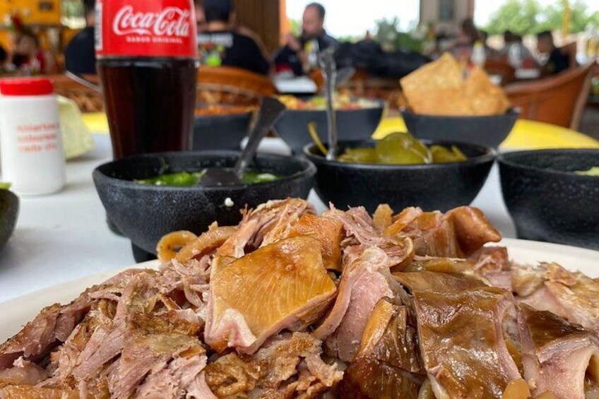 Ett bord med uppskivad mat, skålar med mat och en flaska Coca-Cola. 2