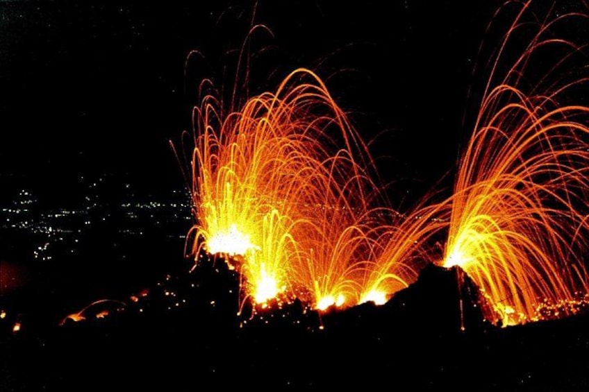 Vuurwerk met lichtsporen voor een donkere achtergrond. 4