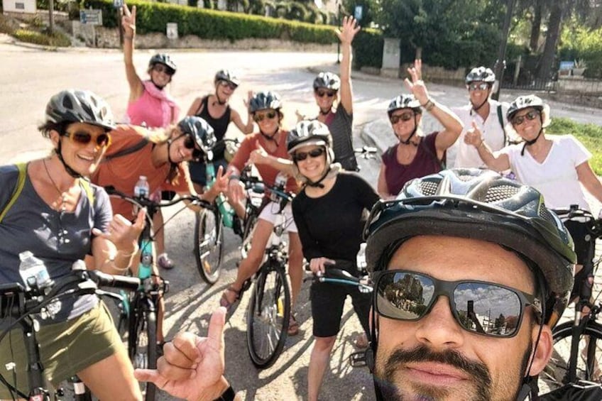 En gruppe cyklister på en vej, hvor nogle bærer cykelhjelm og andre ikke. 4
