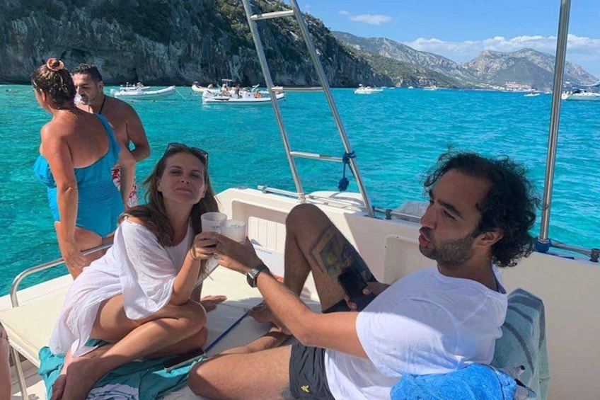 Una embarcación con gente, agua y montañas a lo lejos. 3