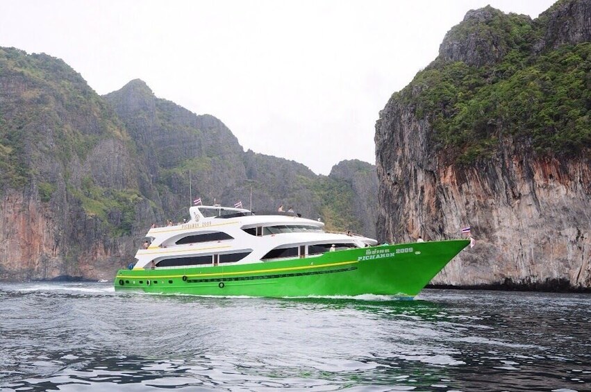 Travel from Koh Phi Phi to Phuket by ferry 1