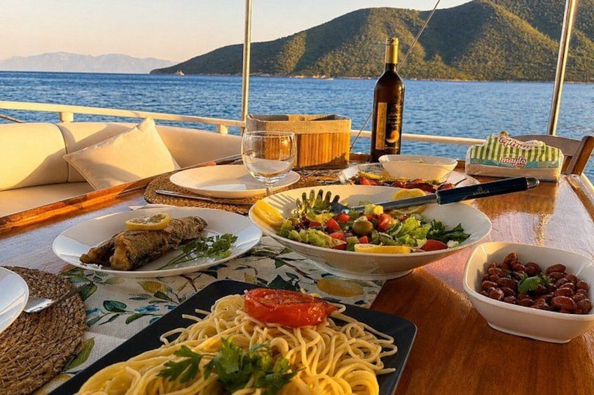 6 Hours Private Charter Boat Tour with Lunch in Bodrum 1