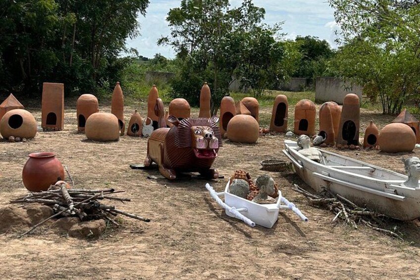 Diversas piezas de cerámica y esculturas al aire libre. 3