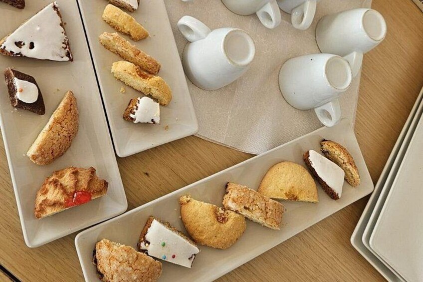 Variedad de pasteles y tazas de té sobre una bandeja. 3