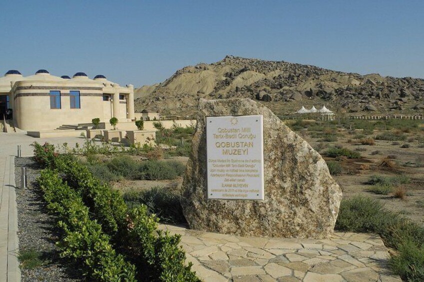 Un site historique comprenant un grand rocher, un bâtiment et un paysage montagneux en arrière-plan. 5