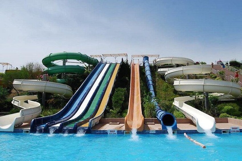 Een waterpark met verschillende glijbanen. 3