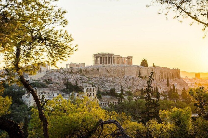 De Akropolis van Athene met de Parthenon, omringd door bomen en ruïnes. 3