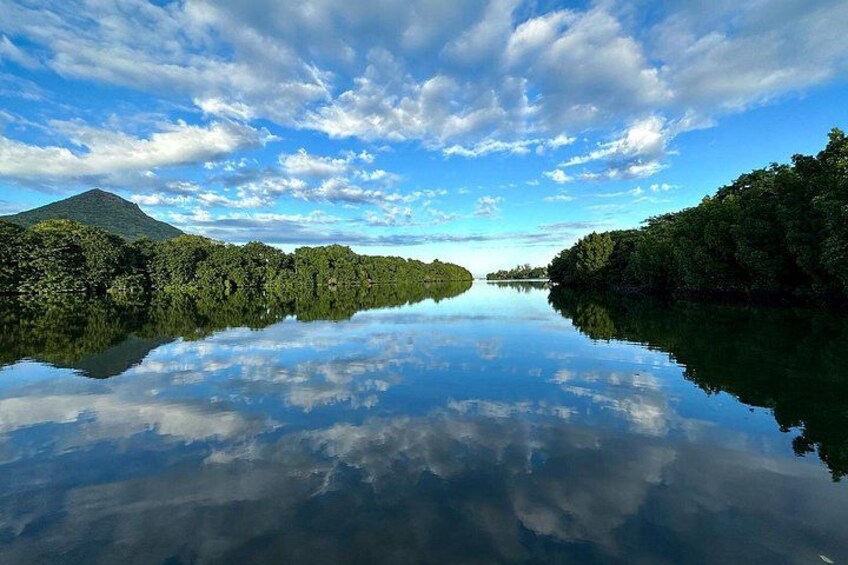 Un lac paisible, avec une montagne en arrière-plan et un ciel dégagé. 3