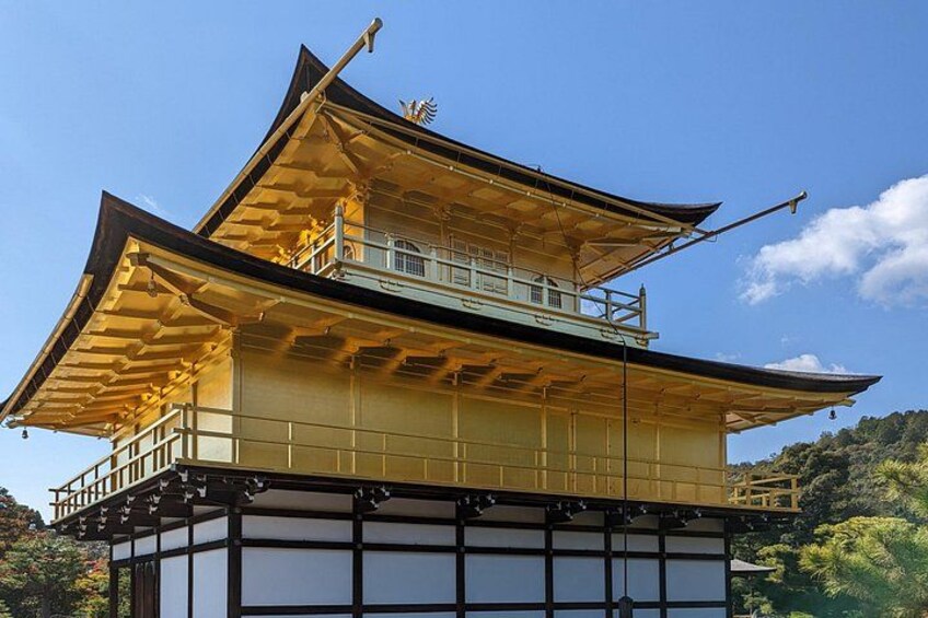 Ein traditionelles japanisches Gebäude mit einem mehrstufigen Dach und einem Balkon. 3