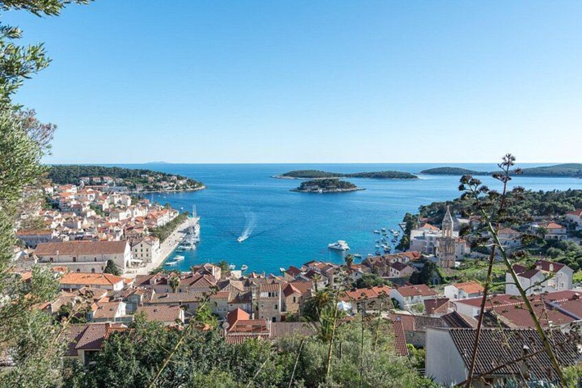 Un pueblo costero con edificios, mar azul cristalino y barcos. 2