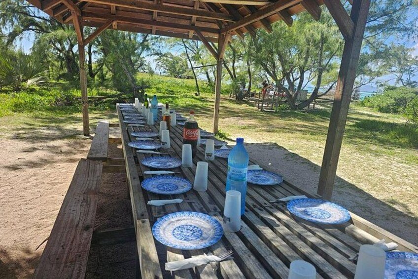 3 North Islands Catamaran Cruise with Lunch & Drinks on island. 2