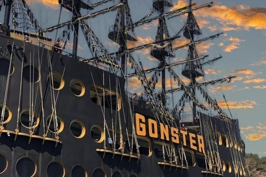 Een schip met de naam 'GONSTER' op de zijkant. 1