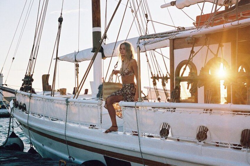 Soothing Sunset Escape: A Wooden Boat Cruise with Cocktails & Finger Food Delights 1