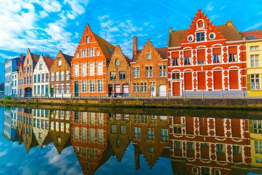 Una hilera de edificios históricos y coloridos que se reflejan en un cuerpo de agua tranquilo. 1