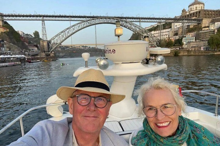 Een boot op een rivier, met een brug op de achtergrond. 5