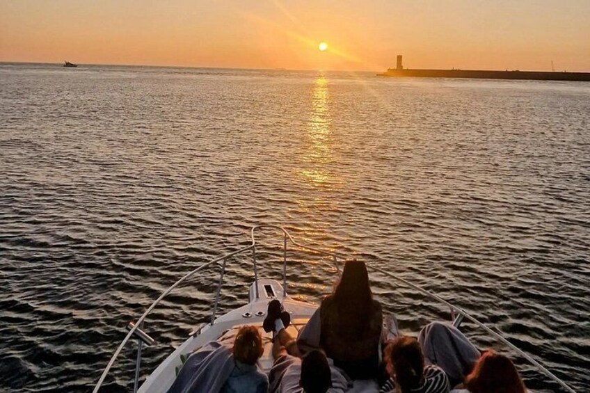 Una barca su acque calme con un tramonto sullo sfondo. 4