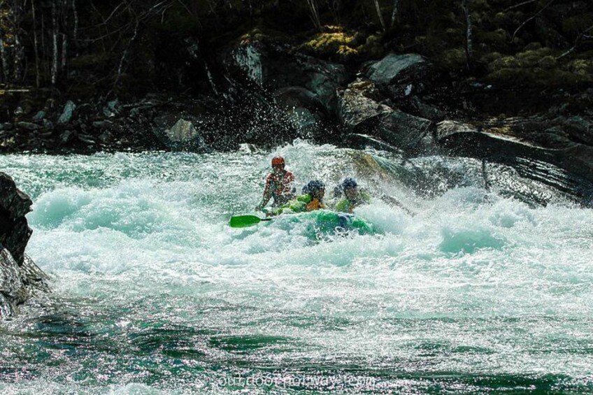 Iemand kajakt op een rivier met watervallen. 4