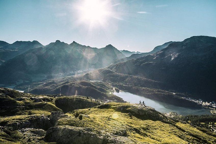 Paesaggio montuoso con un fiume, terreno roccioso e cielo sereno. 5