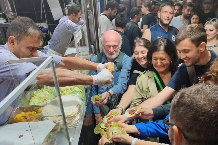 Persone che preparano cibo al bancone. 5