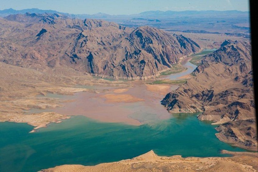 Un paisaje montañoso con un río que serpentea por un valle. 2