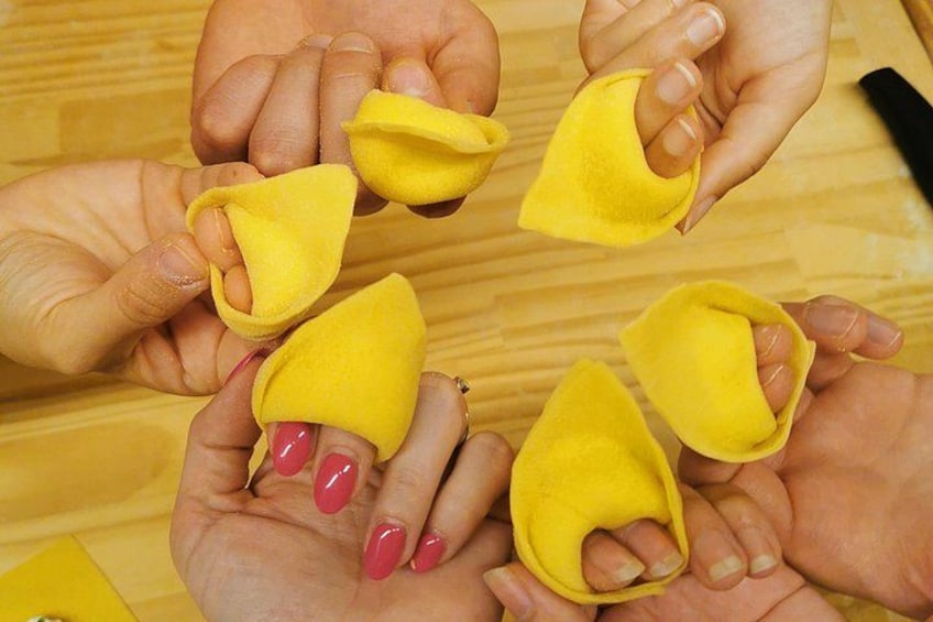 Mani che tengono oggetti gialli di feltro. 4