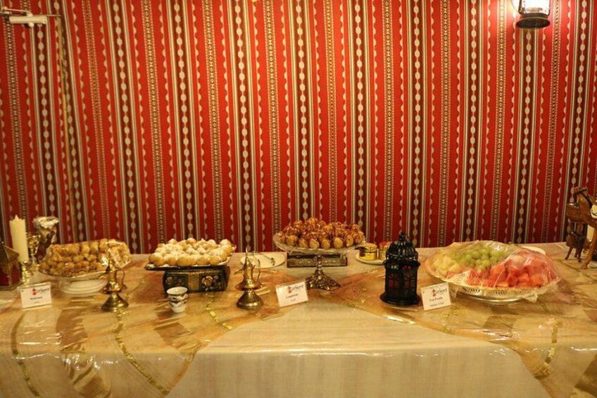 Une table sur laquelle sont disposés divers aliments et une lanterne décorative. 5