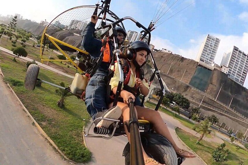 Une personne à vélo, avec un grand panier fixé à l’avant. 5