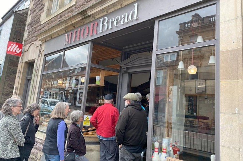 Une boulangerie appelée « MHOR Bread », avec des gens à l’extérieur. 5