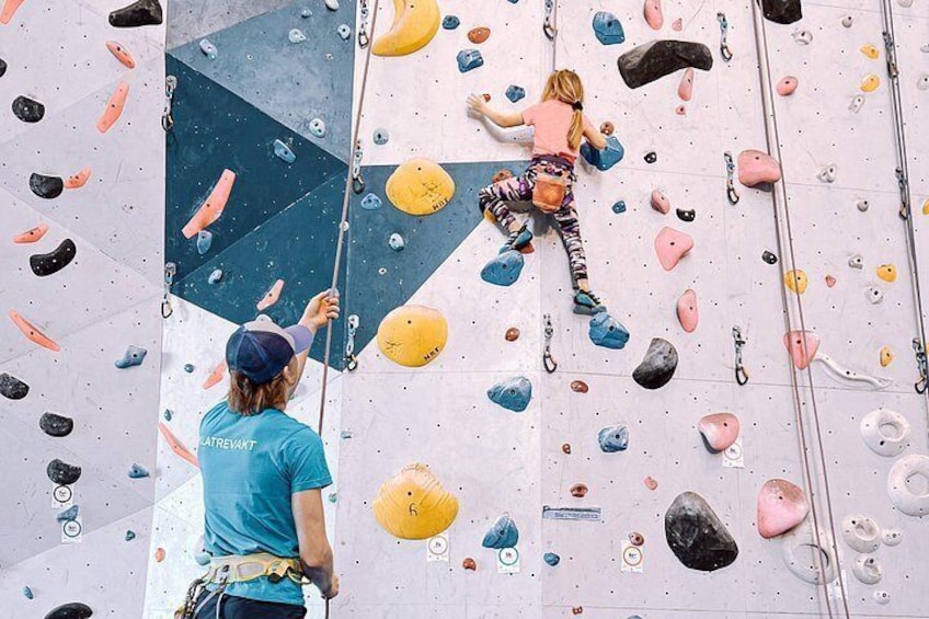 Instructor belaying in big wall 2
